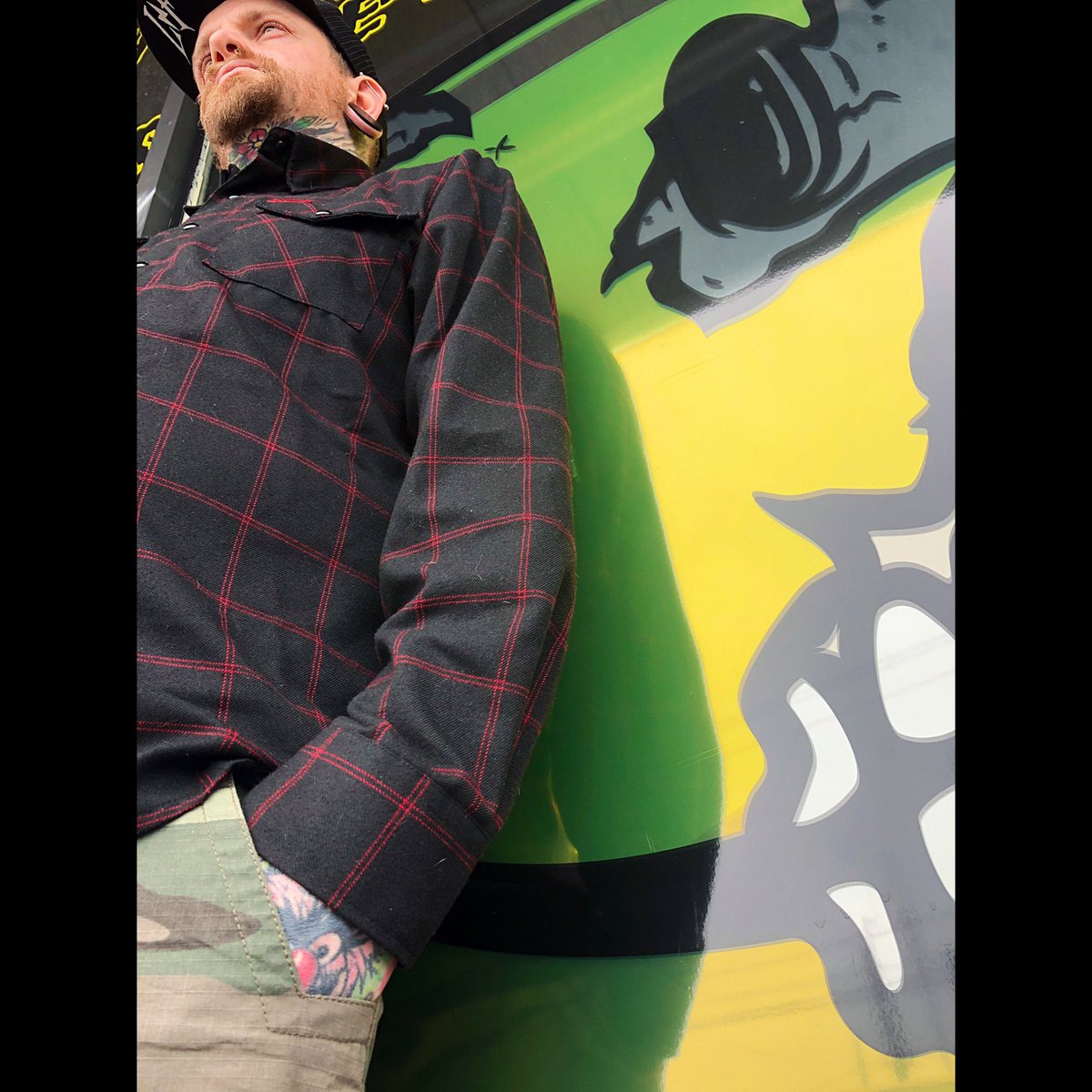 darthdipshit's tweet photo. Busy day at the office, but no better way to stay safe and comfortable with The Redline 🩸🧟‍♂️from @dixxon_flannel_co !
📸 Credit: @skittlehedfern 
#dixxonflannel #dixxonflannelco #flannel #yew #staysafe #worklife #worklifebalance #formandfunction https://t.co/MooKead1FY