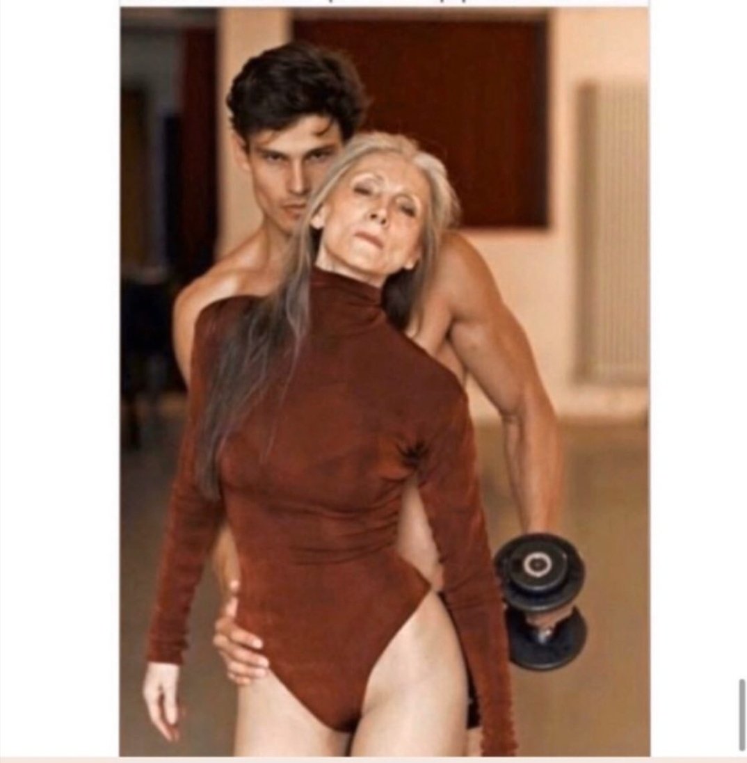 Когда парень младше тебя на год мем. Почему парень выбрал девушку помладше. Объятия влюбленных. Почему я нравлюсь парням младше. Почему парень выбрал девушку помладше.