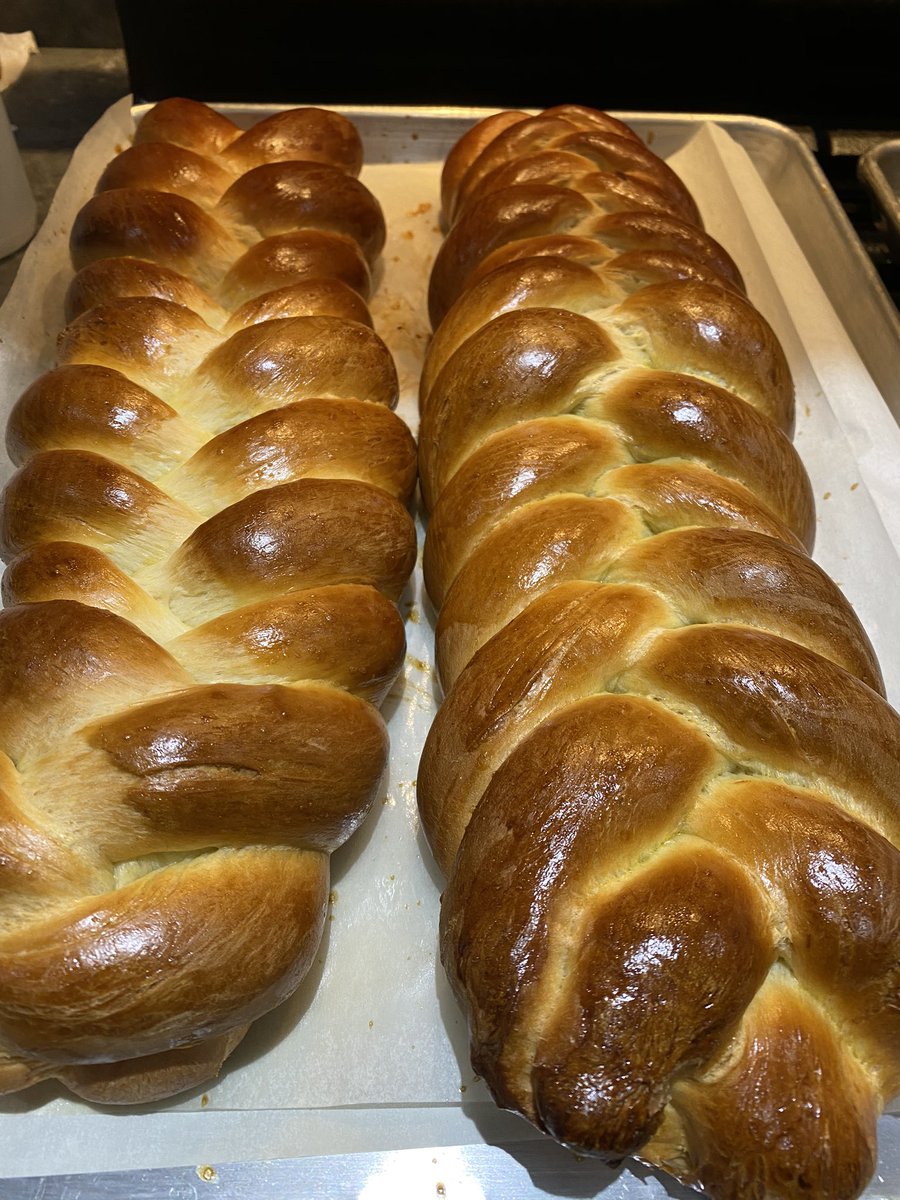 thegiltypig's tweet photo. Sourdoughs, Challah, Brioche and olive rosemary loaves. Nobody is coming out of this quarantine lighter!!! #eeeeeats #supportlocalchefs #thegiltypig #giltygluten #chicagofoodscene #foodandwine https://t.co/MBpqlpUEsd
