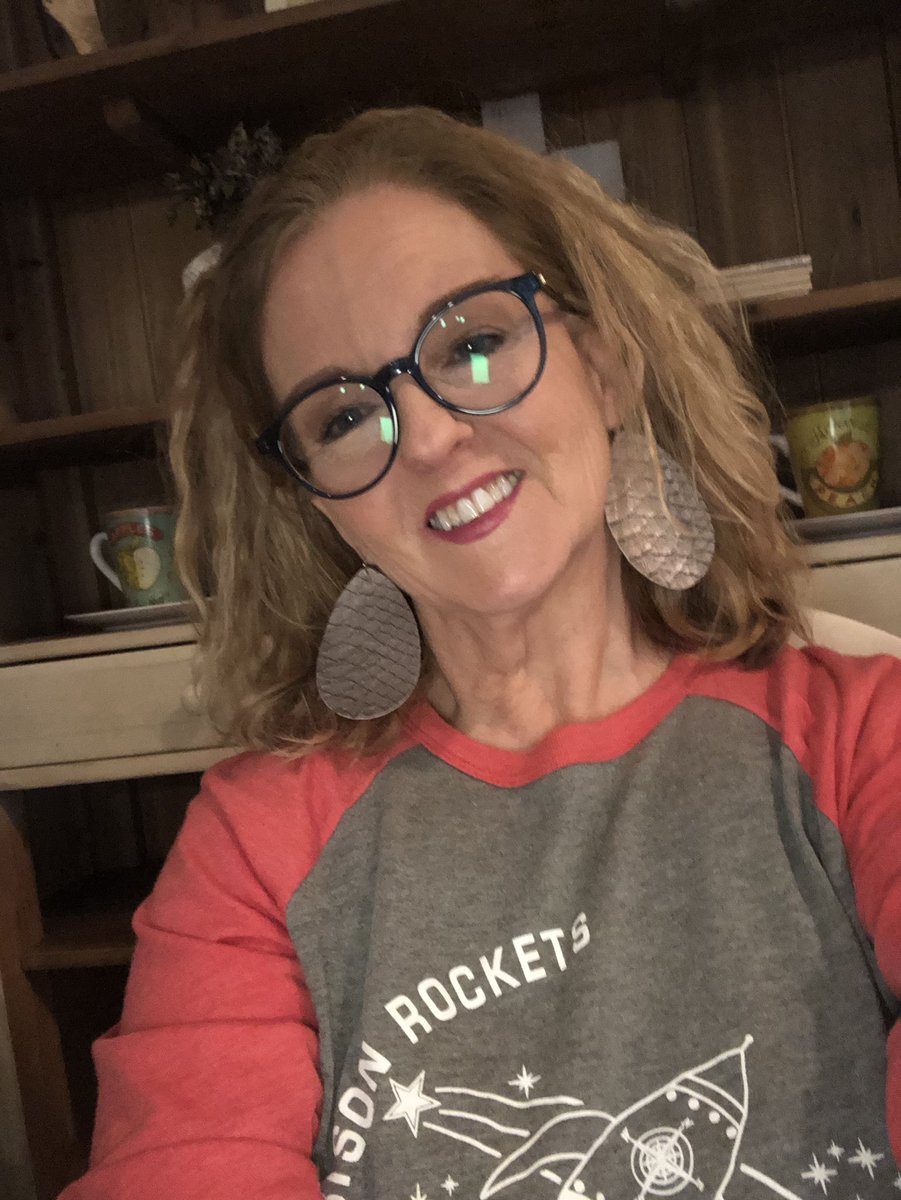 LaMleaders's tweet photo. We’ve got spirit, yes we do! It’s Marvelous Monday Robison Rockets. Show us your spirit! #kindnessisourcompass #happyclassrooms #robisonES https://t.co/AbEtPbwKnL