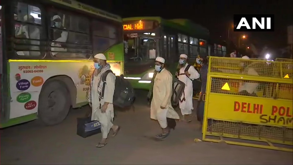 ANI's tweet photo. Delhi: People boarding buses in the Nizammudin area, to be taken to different hospitals for a checkup. A religious gathering was held in Markaz, that violated lockdown conditions and several #COVID19 positive cases have been found among those who attended the gathering. https://t.co/BjCsxVkXEr