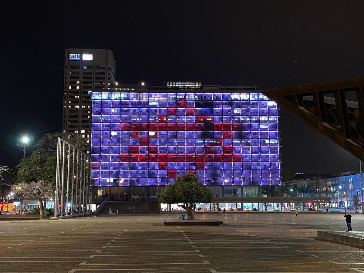 <a href="/TelAviv/">Tel Aviv</a> mairie aux couleurs du <a href="/Mdais/">Magen David Adom</a> <a href="/mda_israel/">מגן דוד אדום</a> ce soir ! Témoignage d’amour en l’honneur de milliers de volontaires dévoués pour sauver des vies !