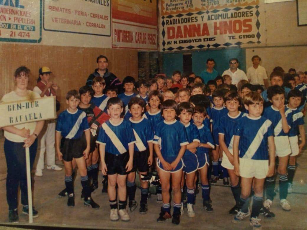 clubbenhur's tweet photo. 🐺 #Los80DeLaBH. Compartimos más fotos de #BenHur, #Cat1981, #Cat1982, #Cat1983, #Cat1984 y #Cat1985, participando del Torneo del Club Unión de Sunchales. #Gracias.
8️⃣0️⃣ #Aniversario 🎉
#QuedateEnTuCasa 💪
👉 Mandanos tu #Foto 📸
#VamosLobos 🔵⚪🔵 https://t.co/yoyjJlGo5f