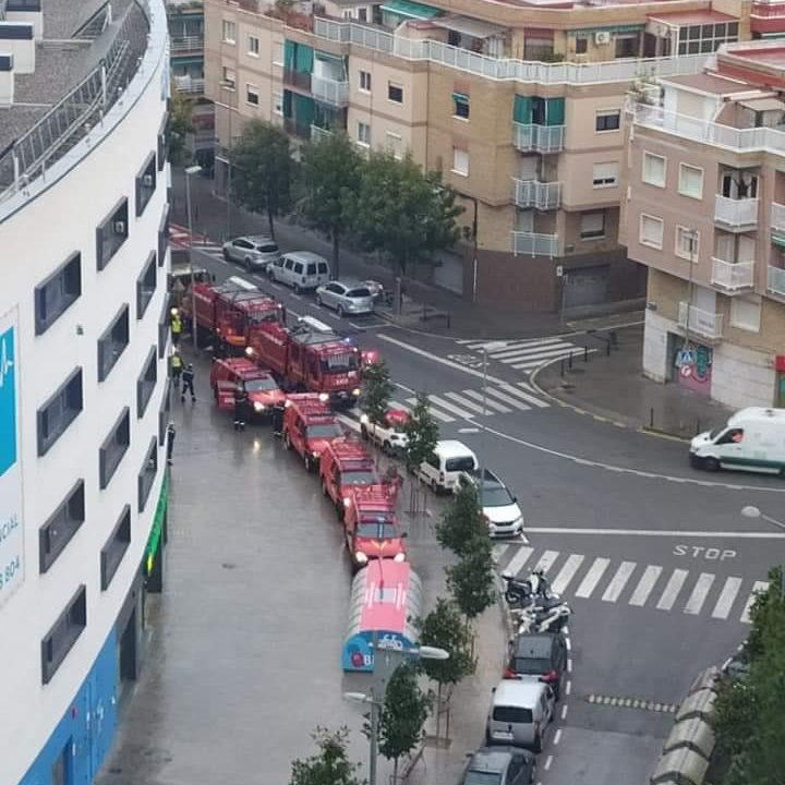 radiocornella's tweet photo. 📣La @UMEgob treballa a #Cornellà desinfectant les set residències de gent gran de la ciutat, tant públiques com privades, i els tres mercats municipals. Més informació al següent enllaç: 🔗https://t.co/iutofpUtSH

#joemquedoacasaacornella #radiocornella #semprealteucostat https://t.co/yq5POtARIv