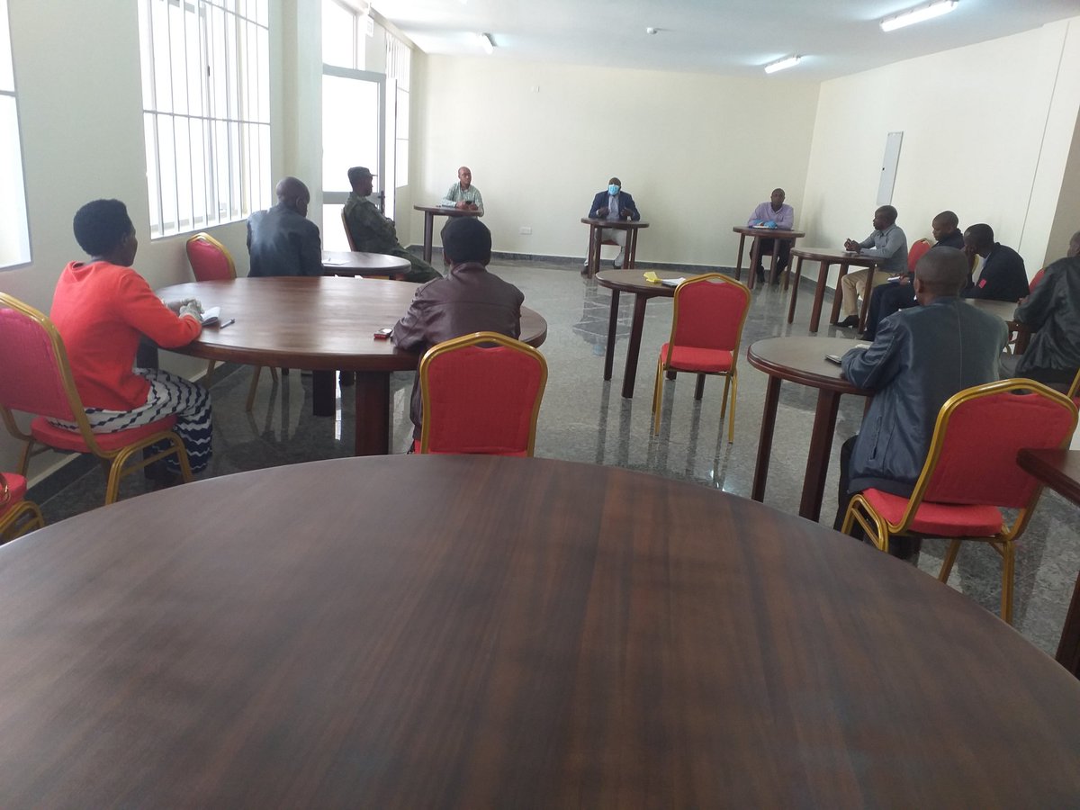 CyumbaS's tweet photo. None, Hon Governor @gatjmv na Mayor @GicumbiDistrict Bwana @FNdaymbaje baganiriye na Executives secretaries of cell and Sector @CyumbaS, twasabwe gucunga umutekano w'abaturage n'ibyobo, kwegera abaturage mu ngo zabo tubakangurira kwirinda COVID 19. @RwandaLocalGov @RwandaHealth https://t.co/8NpkczdHC4