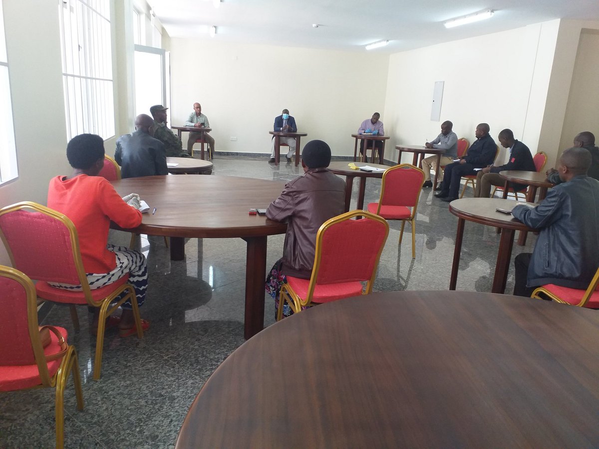 None, Hon Governor <a href="/gatjmv/">Gatabazi Jean Marie Vianney</a> na Mayor <a href="/GicumbiDistrict/">Gicumbi District</a> Bwana <a href="/FNdaymbaje/">Felix Ndaymbaje</a> baganiriye na Executives secretaries of cell and Sector <a href="/CyumbaS/">CYUMBA SECTOR</a>, twasabwe gucunga umutekano w'abaturage n'ibyobo, kwegera abaturage mu ngo zabo tubakangurira kwirinda COVID 19. <a href="/RwandaLocalGov/">Ministry of Local Government | Rwanda</a> <a href="/RwandaHealth/">Ministry of Health | Rwanda</a>