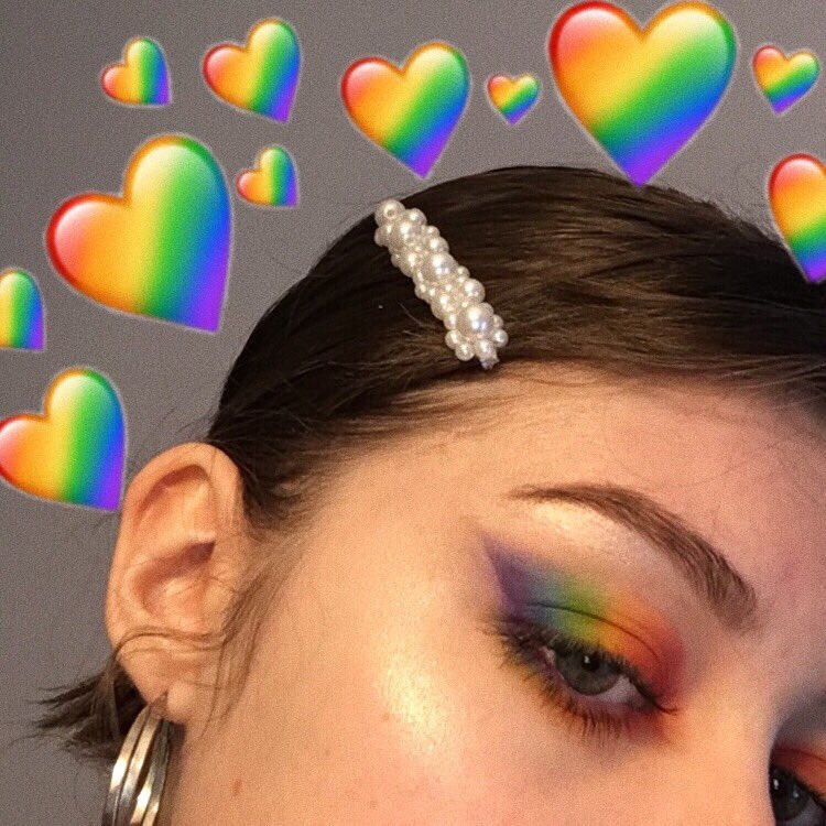 Jour 7 - Rainbow Aujourd’hui j’ai recréé un look de  @enillas, ces une des premières MUA que j’ai suivit ici et sur insta et c’est une des personnes qui me donne envie de m’améliorer en make up chaque jours! Alors voir qu’elle reçoit des messages la rabaissant ça m’énerve