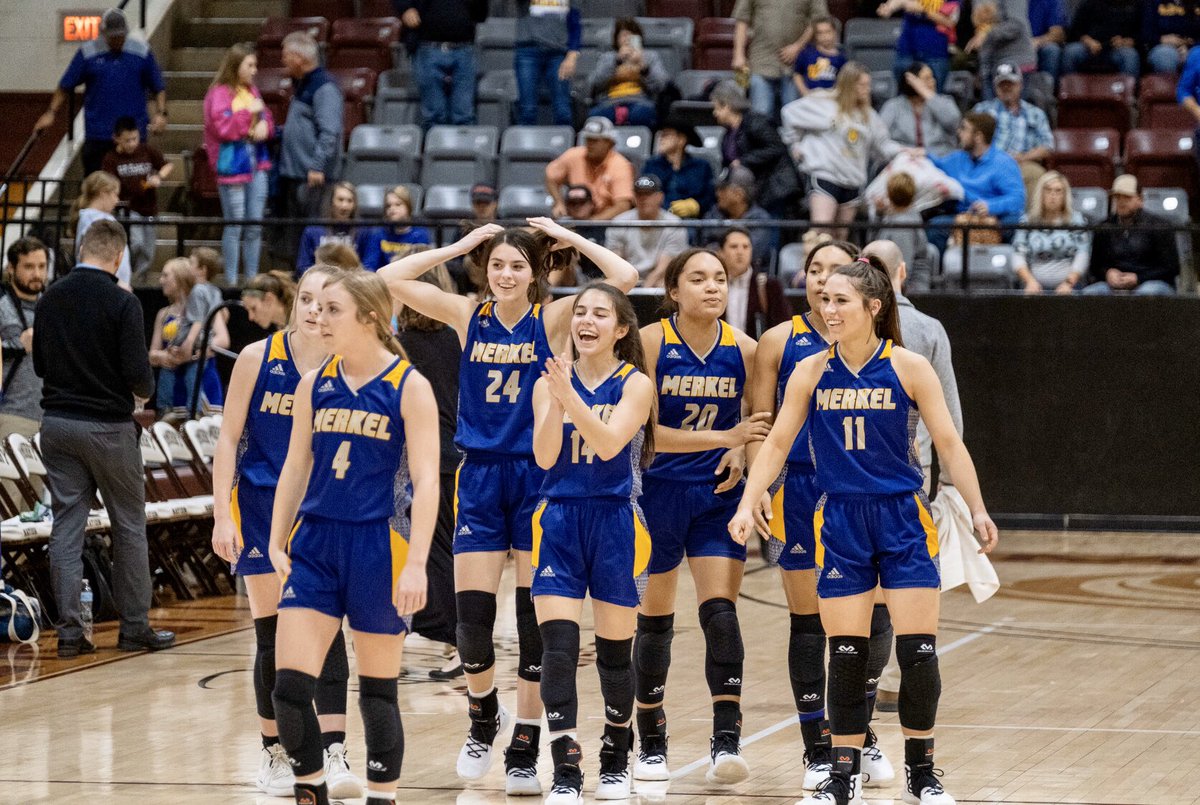 MerkelFans's tweet photo. Thanks @wylie_lbb for the nomination!!!! We would like to nominate @coachrichbb22 @haskellhoops @HermleighHoops to share pics of their team!!! #growthegame 🏀🏀 https://t.co/278uaoQXuk