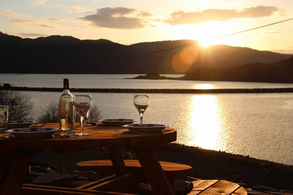 aroundaboutbrit's tweet photo. Nia Roo is a cosy holiday cottage located in the village of Morvich. Sleeping up to 5 people, the property offers breathtaking views &amp; a warm Highland welcome! 
(Self Catering) 🏡
https://t.co/2B6Z4e600o
#AfterCovid19 💛 #Morvich #Scotland #Holiday #ScottishHighlands #LochDuich https://t.co/qShVvdFI1k