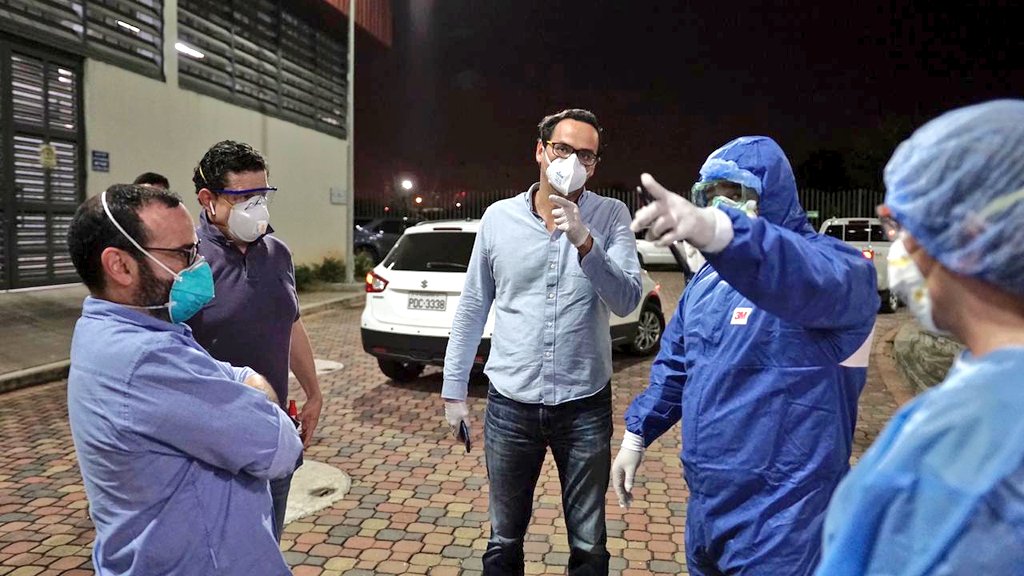 juanseroldan's tweet photo. No descansamos, en la noche de ayer nos reunimos con el personal del Hospital General Guasmo Sur de @Salud_Ec 

Tengan la seguridad que no les vamos a dejar solos. Somos un #EcuadorUnido https://t.co/Cs8eh9KPQL