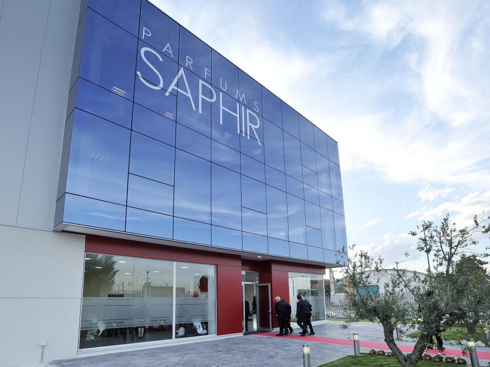 RedaccionClub's tweet photo. .@saphirparfums envasará 50.000 botes de 200 mililitros de geles hidroalcohólicos tras reacondicionar sus máquinas llenadoras de perfumes a este otro tipo de producto. El gel será suministrado por la empresa tecnológica también aragonesa #Solutex #EmpresaenMarcha https://t.co/TYChh6p0Mc