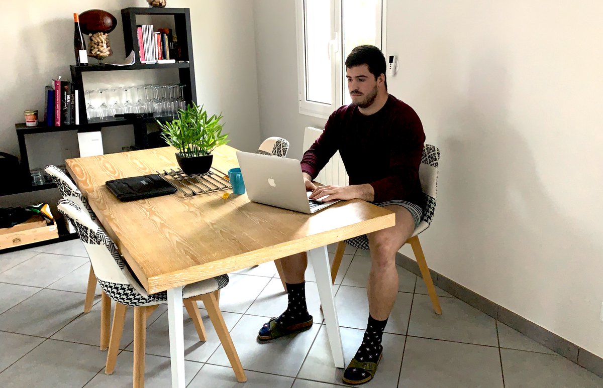 ASMOfficiel's tweet photo. #Quizz 😀 @YBeheregaray passe le Quizz décalé du #Confinement 
@Nagui &amp; @JL_Reichmann font désormais partie de son quotidien 😁 ... sa tenue, elle, est assez minimaliste 🩲
#YelloyArmy
👉 https://t.co/7TV544ZNIl https://t.co/FhTgwvSvsG