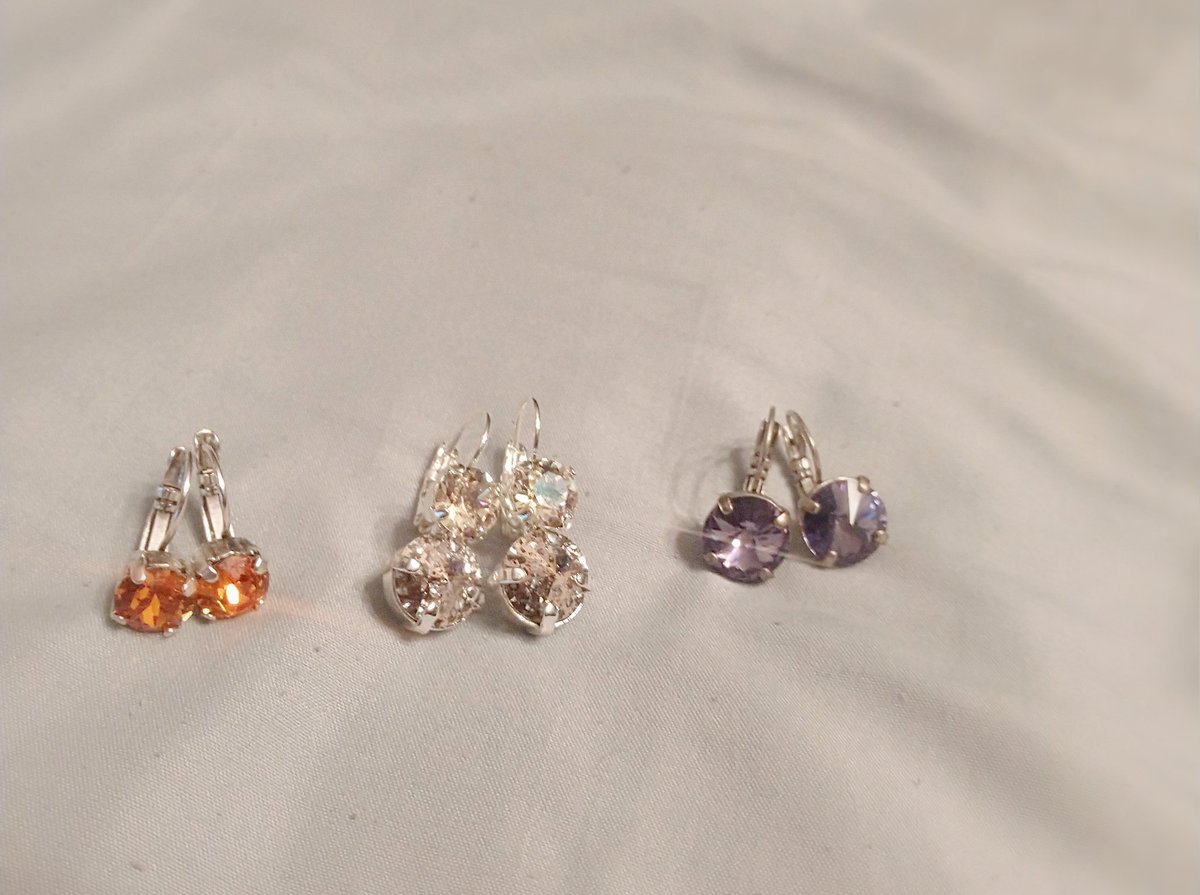 SSabatula's tweet photo. I started to clean up my crafting table... I ended up making 3 pairs of earrings in the process 😂#BDNstayingconnected https://t.co/XyOhJmYTQp