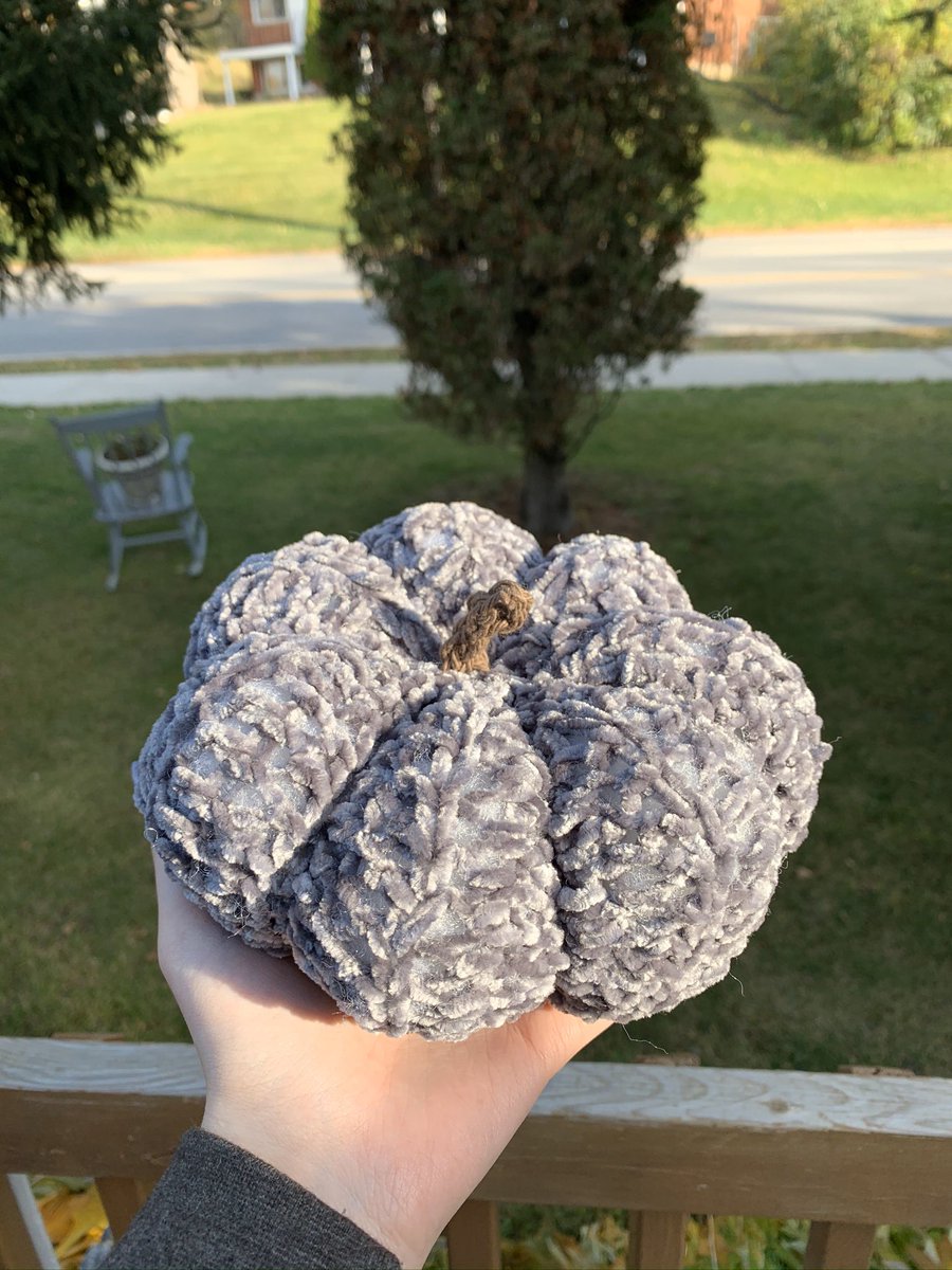 crochet decorative pumpkins!lowest price: CA$3 eachshipping: CA$10DM to claim