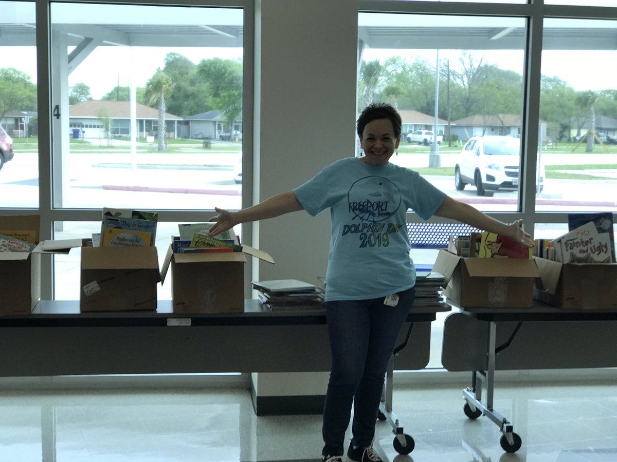 MsPlovesbooks16's tweet photo. Special thanks to my Principal Maria Espinoza @MariaMespinoza who lets me run with big ideas & whose heart is as tender as mine for our students. Special thanks to @clarasaledavis & @BISDRead2020 for support & providing books to fulfill our vision. #BISDpride #freeportelem https://t.co/cwQAnAEeP8