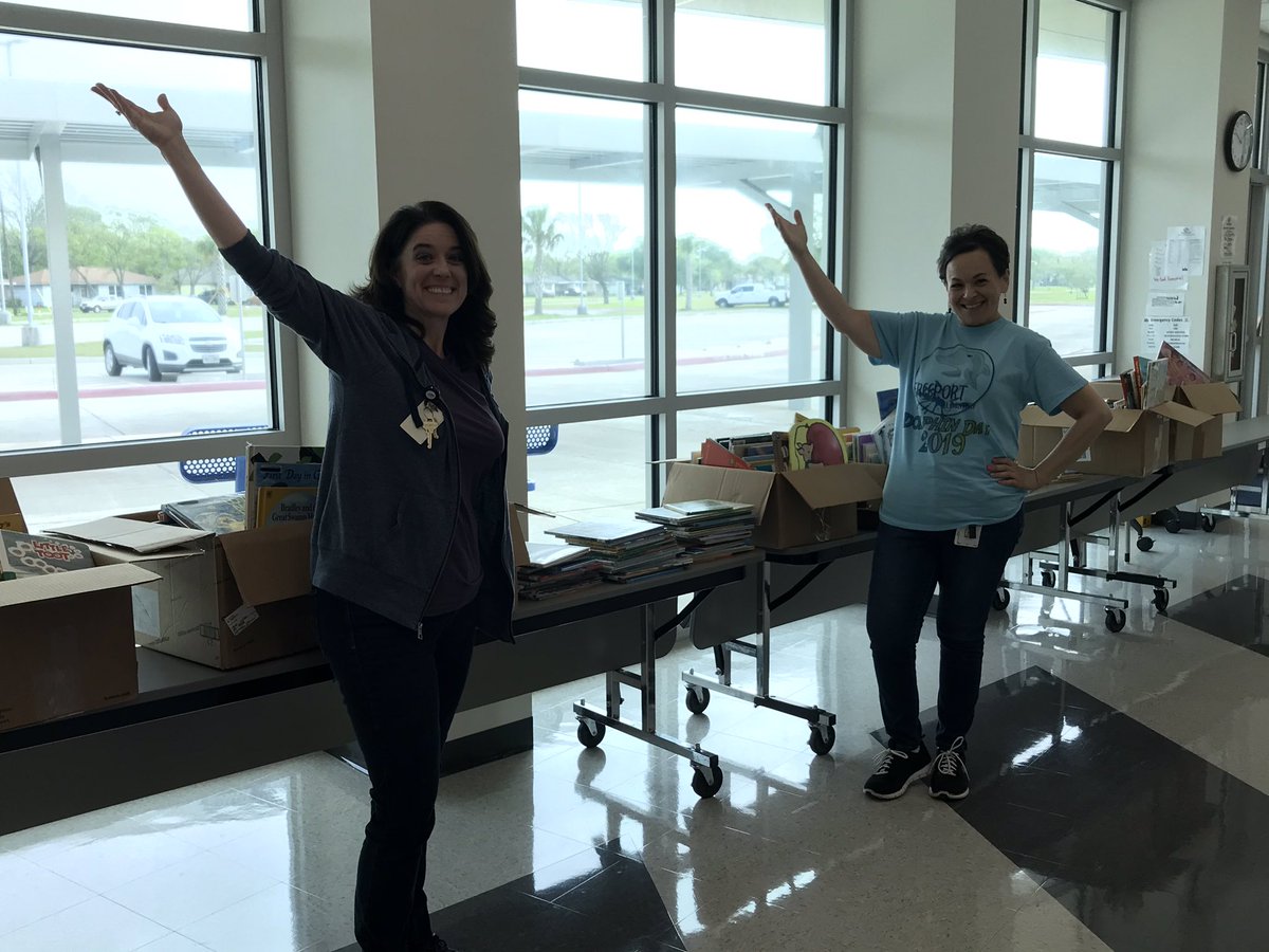 MsPlovesbooks16's tweet photo. Special thanks to my Principal Maria Espinoza @MariaMespinoza who lets me run with big ideas & whose heart is as tender as mine for our students. Special thanks to @clarasaledavis & @BISDRead2020 for support & providing books to fulfill our vision. #BISDpride #freeportelem https://t.co/cwQAnAEeP8