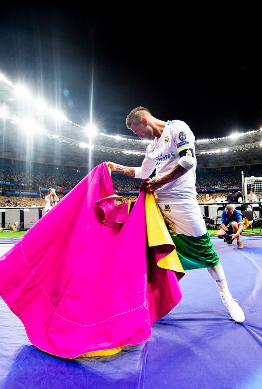 rmcfmemes's tweet photo. Capitão, herói, rei dos cartões, vilão muitas vezes...mas acima de tudo Madridista que de 34 anos,15 anos são se doando por sua equipe e apesar dos seus muitos erros, nunca foge da responsabilidade que é vestir e honrar a camisa blanca!

#FelizCumpleCapi @SergioRamos ❤️ https://t.co/AauFtzjThu