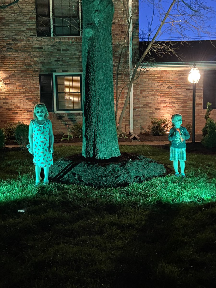 tommygav's tweet photo. @GovAndyBeshear We put the green lights in yesterday to show our support.  Anne and Leo wanted to send you this picture.  Thank you for everything you're doing.  #TeamKentucky https://t.co/b2VeV7yw73