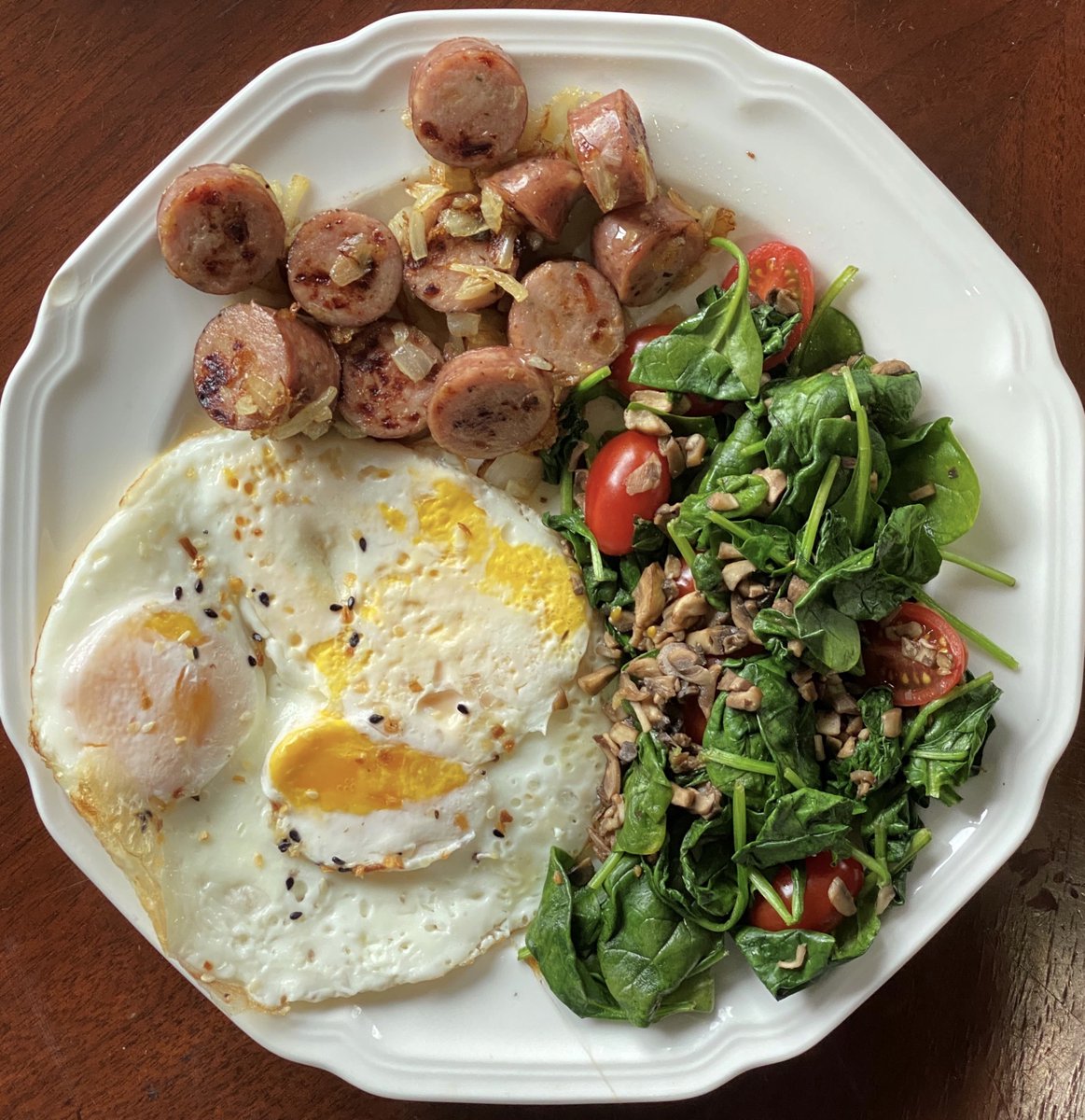 TCNJDining's tweet photo. Small goals and changes can have a cumulative healthful effect. Make it a goal to start your day off right with a nutritious breakfast by filling half of your plate with vegetables and fruit as well as some whole grains! #TCNJ #TCNJDining https://t.co/RjtPWWChg5
