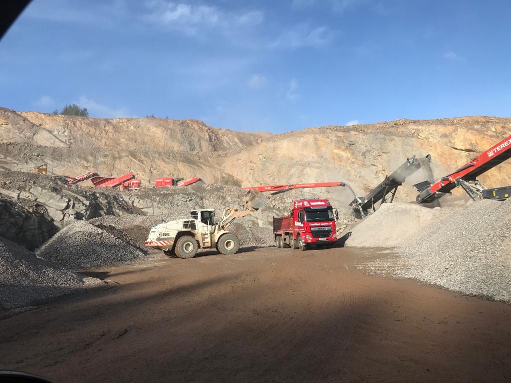 Thanks to Richard Murray at Limehillock Quarries Ltd who shared this great video with us. The equipment is making type 1 and the plant arrangement has been set up with THREE conveyors to place the material where its needed on site, saving on double handling of the material!