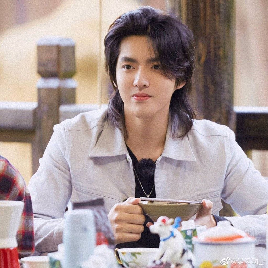 Naga 🍅 on Twitter: "Third image: Kris Wu's long hair from back to field 🥰  https://t.co/Y2fex91lXr" / Twitter