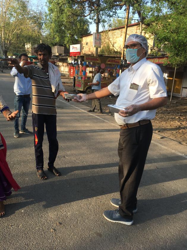 IRTSassociation's tweet photo. Food distribution to 200 people by Commercial team Kota under able leadership of Shri Vijay Prakash, IRTS, Sr. DCM and Shri Paramdeep Saini, DCM Kota.

IRTS Officers are leading from front in food packet distribution in every division of India.

@PMOIndia 
@narendramodi https://t.co/Mh4bKrjFbk