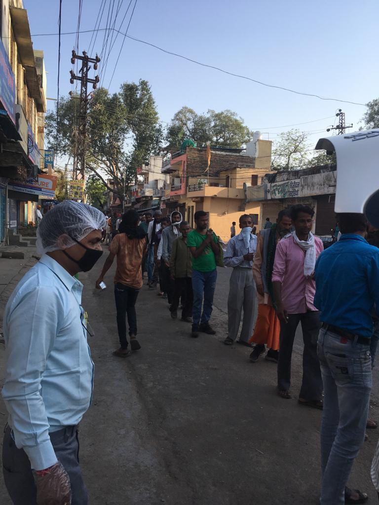 IRTSassociation's tweet photo. Food distribution to 200 people by Commercial team Kota under able leadership of Shri Vijay Prakash, IRTS, Sr. DCM and Shri Paramdeep Saini, DCM Kota.

IRTS Officers are leading from front in food packet distribution in every division of India.

@PMOIndia 
@narendramodi https://t.co/Mh4bKrjFbk