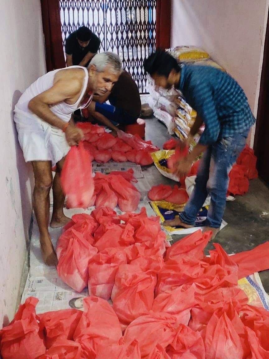 Iam_Rohit_G's tweet image. Family of @chitraaum making packets for poor at gorakhpur UP.. 

Thanks to @chitraaum and her family.. #CoronoLockdown