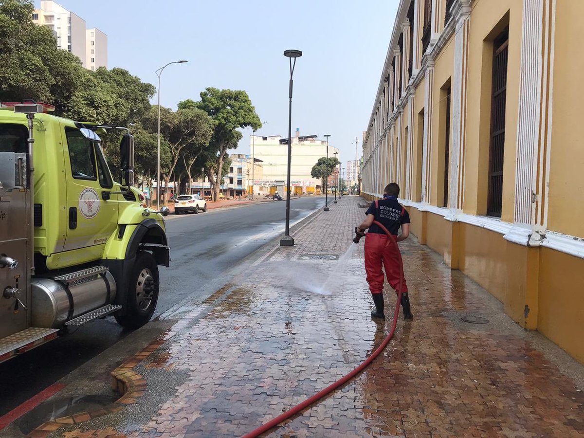 ADN_Bucaramanga's tweet photo. Los @BomberosBGA realizan lavado al Parque Centenario y su alrededor junto al personal de @EmabEsp https://t.co/1BAwPLTYjV