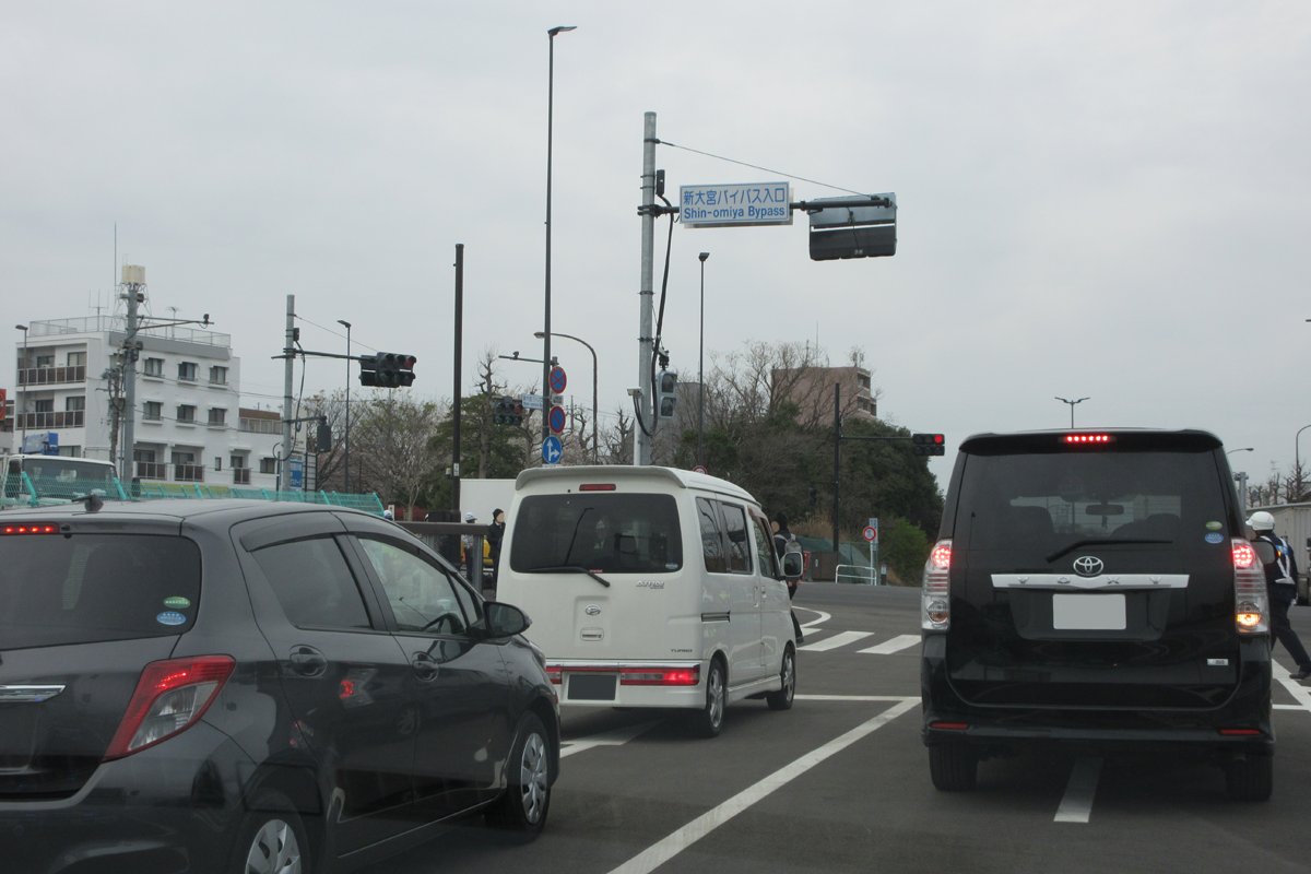 天篠 千舞紗 今日 3 30 開通の放射35号の北部区間 北端の 新大宮バイパス 入口 交差点 青黄赤信号部と矢印信号部で違う本体色の信号機が 放35開通による信号サイクル変化の影響か 川越街道の下り線はここを先頭に環八練馬北町陸橋のさらに東まで大 渋滞 天篠 千舞紗 今日 3 30 開通の放射35号の北部区間 北端の 新大宮バイパス 入口 交差点 青黄赤信号部と矢印信号部で違う本体色の信号機が 放35開通による信号サイクル変化の影響か 川越街道の下り線はここを先頭に環八練馬北町陸橋のさらに東まで大 渋滞