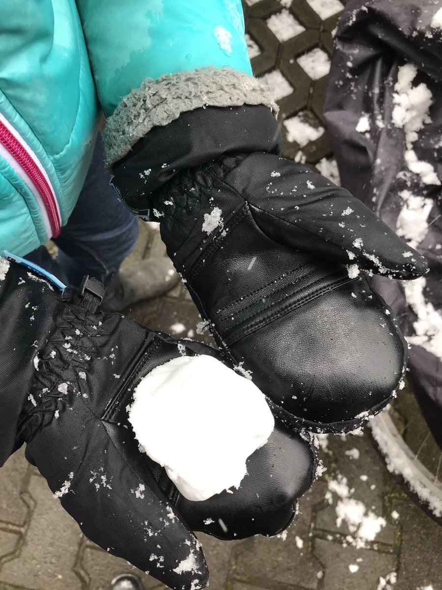 AmbPoupart's tweet photo. My daughter and I just had a #SnowBallFight ❄️. Yes, on March 30, in #Berlin. It lasted five minutes and the snow is gone already, but we had a blast (It must be something 🇨🇦). Now back to #teleworking 💻 and #homeschooling 📚 #SpringInBerlin #StayHomeStaySafe https://t.co/0gwQ3Np9HO