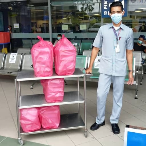 kuhanpathy's tweet photo. It's #NationalDoctorsDay. Thank you for your selfless service on the front line. The least we cld do, is to take care of yr meals, while you take care of us. #FoodWithoutBorders has served (8) Govt clinics/ hosp till today, with over 1800+ meals. #socialenterprise #masalawheels https://t.co/cCLTkIVips