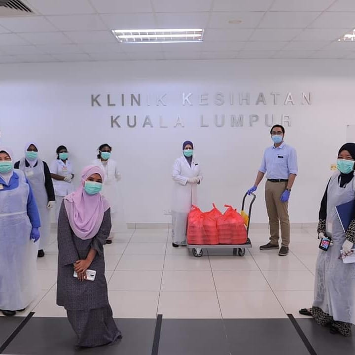 kuhanpathy's tweet photo. It's #NationalDoctorsDay. Thank you for your selfless service on the front line. The least we cld do, is to take care of yr meals, while you take care of us. #FoodWithoutBorders has served (8) Govt clinics/ hosp till today, with over 1800+ meals. #socialenterprise #masalawheels https://t.co/cCLTkIVips