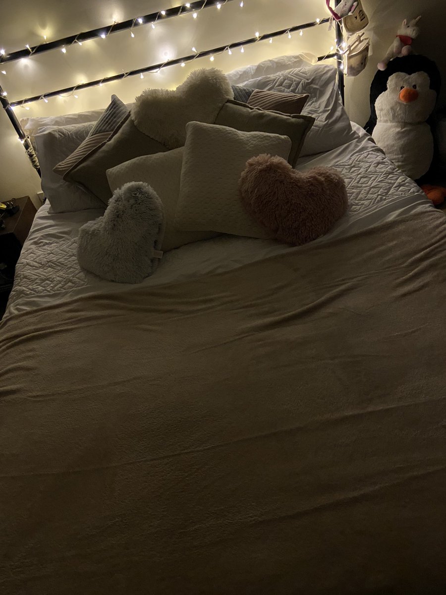 DebbieCSMusic's tweet photo. Redecorating and decluttering my room to keep me occupied! Loving the new bedding and cushions so much, literally obsessed😍😍😍 That was from the other day, need to finish the rest of my room still but almost there!!! https://t.co/AwYZ9TmtB6