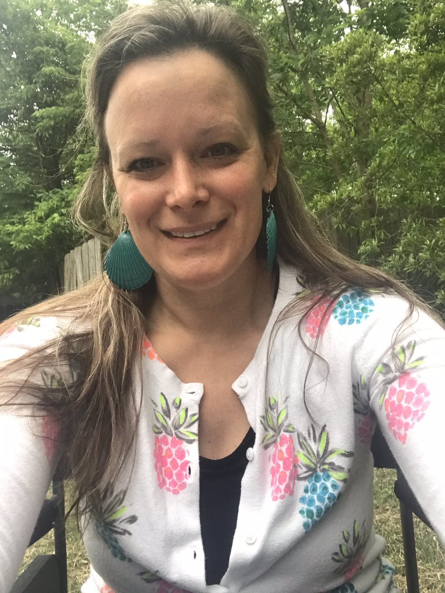 TXCollegeLady's tweet photo. Good morning! Start your day off with gratitude. I am thankful for all the options to connect with family, my staff, my students and my friends despite #SocialDistancing #gratitude #txcollegelady https://t.co/tgkvASnlHh