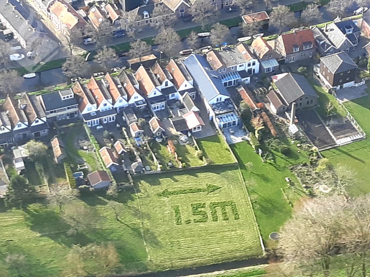 DePolitieheli's tweet photo. Briljant!! Bij Enkhuizen kwam de helicrew tijdens de surveillance dit grasveld tegen 🚁 Fantastisch gedaan Toppers! #houdafstand https://t.co/yvYRgLQ1xX