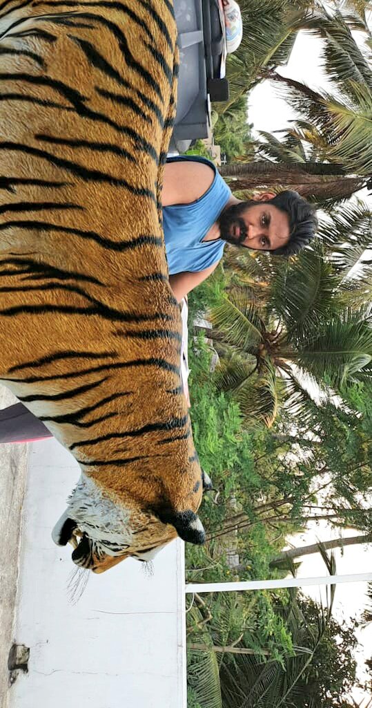 AmarAldrin1's tweet photo. ഇന്ന് ടെറസ്സിൽ കയറിയപ്പോ കണ്ടു മുട്ടിയത് ആണ് ഈ മൊതലിനെ. 
ലോക്ക് ഡൌൺ ആയത് കൊണ്ട് നാട് കാണാൻ ഇറങ്ങിയത് ആ���െന്ന് തോന്നുന്നു.. നടന്ന് നടന്ന് കൊച്ചി എത്തി.. കുറച്ചു വെള്ളം കുടിക്കാൻ കൊടുത്തിട്ട് പറഞ്ഞു വിട്ടു..
#QuarantineTimes 
#QUARANTINETIME 
#Mundamveli 
P.C : #anandxp
@anandxp https://t.co/hElr1nEgk6