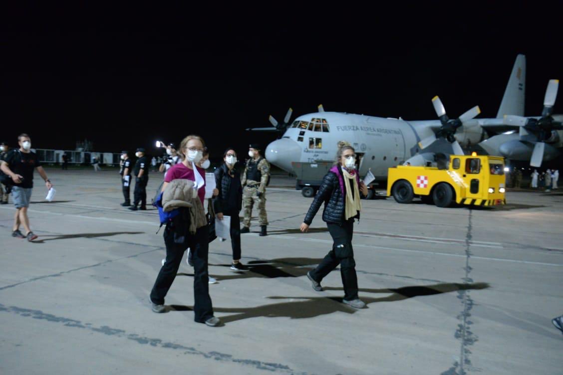 Cancilleria_Ar's tweet photo. Ayer a última hora llegaron al país los Hércules C-130 de la @FuerzaAerea_Arg con 149 argentinos que estaban en Cusco en situación de vulnerabilidad. 

Les damos la bienvenida y a cumplir con la cuarentena obligatoria. https://t.co/tqUzicrOeT
