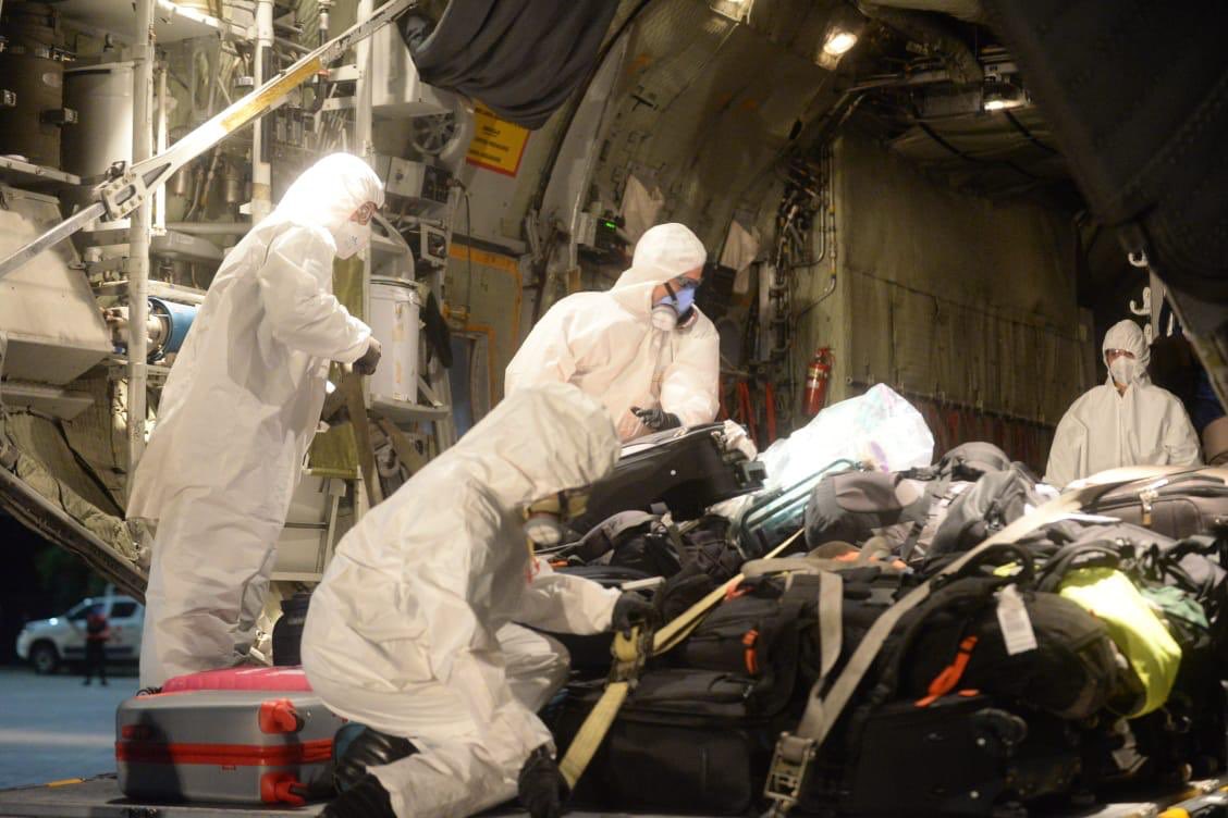 Cancilleria_Ar's tweet photo. Ayer a última hora llegaron al país los Hércules C-130 de la @FuerzaAerea_Arg con 149 argentinos que estaban en Cusco en situación de vulnerabilidad. 

Les damos la bienvenida y a cumplir con la cuarentena obligatoria. https://t.co/tqUzicrOeT