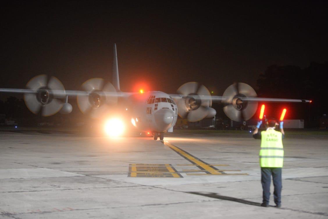 Cancilleria_Ar's tweet photo. Ayer a última hora llegaron al país los Hércules C-130 de la @FuerzaAerea_Arg con 149 argentinos que estaban en Cusco en situación de vulnerabilidad. 

Les damos la bienvenida y a cumplir con la cuarentena obligatoria. https://t.co/tqUzicrOeT