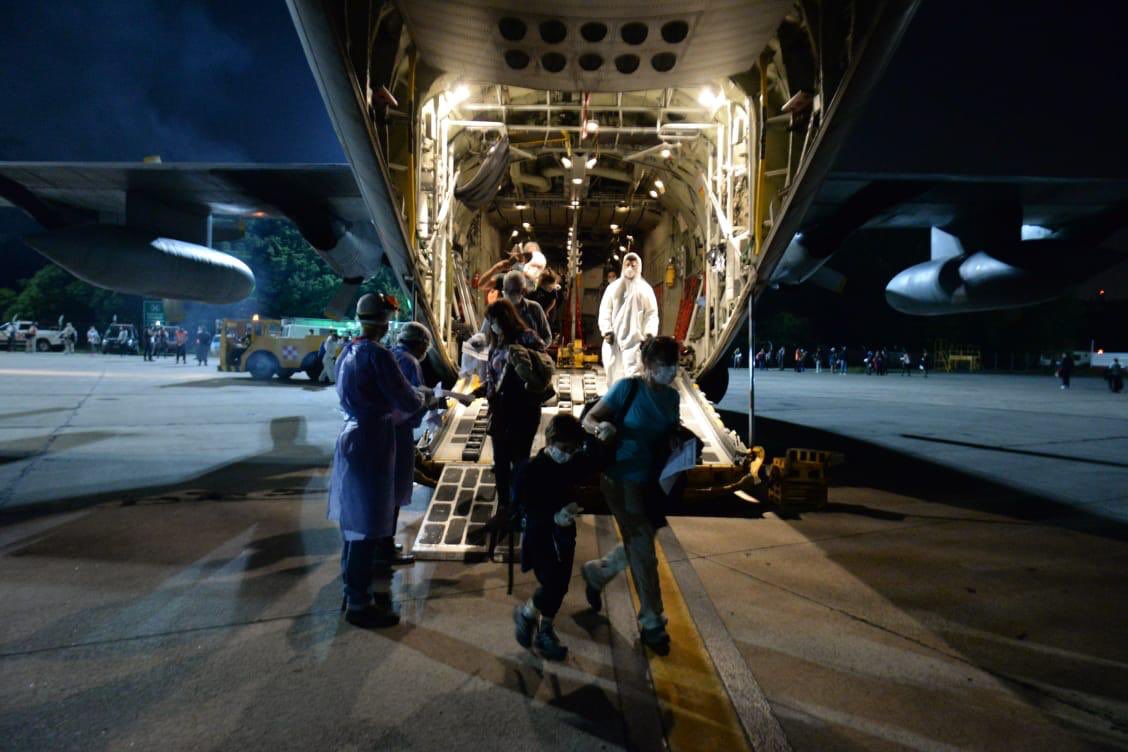 Cancilleria_Ar's tweet photo. Ayer a última hora llegaron al país los Hércules C-130 de la @FuerzaAerea_Arg con 149 argentinos que estaban en Cusco en situación de vulnerabilidad. 

Les damos la bienvenida y a cumplir con la cuarentena obligatoria. https://t.co/tqUzicrOeT