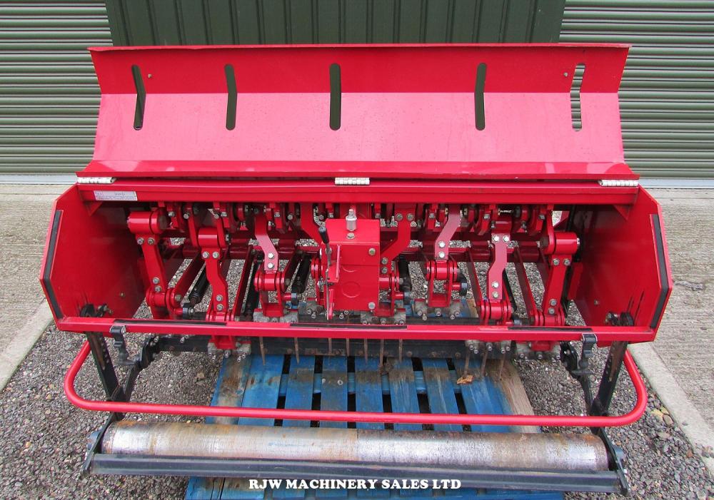 Baroness TDA1600 Sports ground aerator, designed to work to a depth of 180mm, 2 crankshaft operating speeds, working width 156cm, weight 580kg, min 25hp tractor requirement. Front and rear rollers. 
🔥🔥 £5,500 + VAT 🔥🔥
Call today on 01480 213322