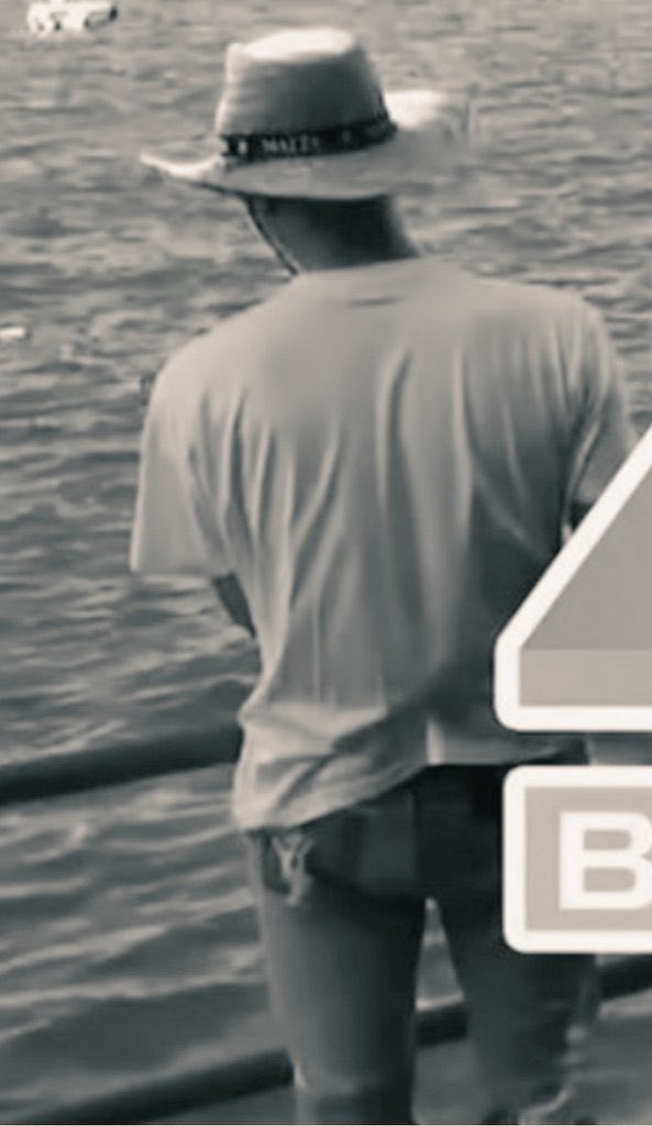 พี่จินไม่ได้เอวคอดเอวบางหรอก แต่เพราะไหล่กว้างเกินไปจนเอวพี่แกดูเล็ก😂