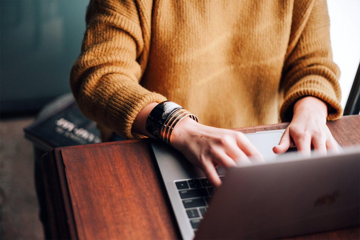 «Wer eine Jogginghose trägt, hat die Kontrolle über sein Leben verloren.» Diesen und weitere Ratschläge erteilt @ILeiseder in ihrer ultimativen #Homeoffice-Anleitung: zeitag.ch/deutsch/blog/v…