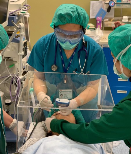 UFdcp's tweet photo. The Infinity Fab Lab at @UF is currently working with Shands Pulmonary and Critical Care constructing these acrylic boxes to limit aerosol exposure during intubation procedures. Our college is finding new ways to help shape the world we live in. #OneDCP https://t.co/6gNNKdAHnn