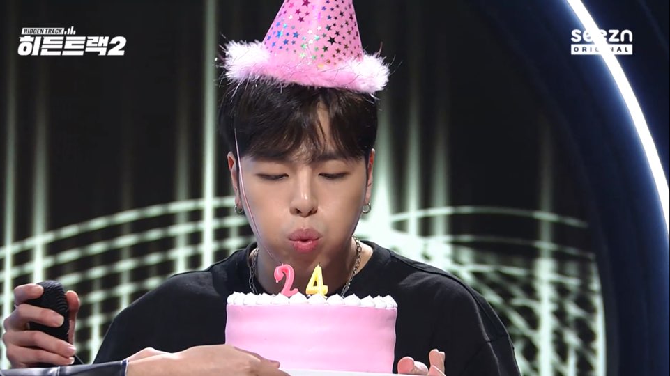 iKON_INTL's tweet photo. Happy Birthday our dear Koo Junhoe @tkwpcnfak 
Keep using his birthday hashtag💕
#BrightSmileJunhoeDay https://t.co/FF13ZzfeWw