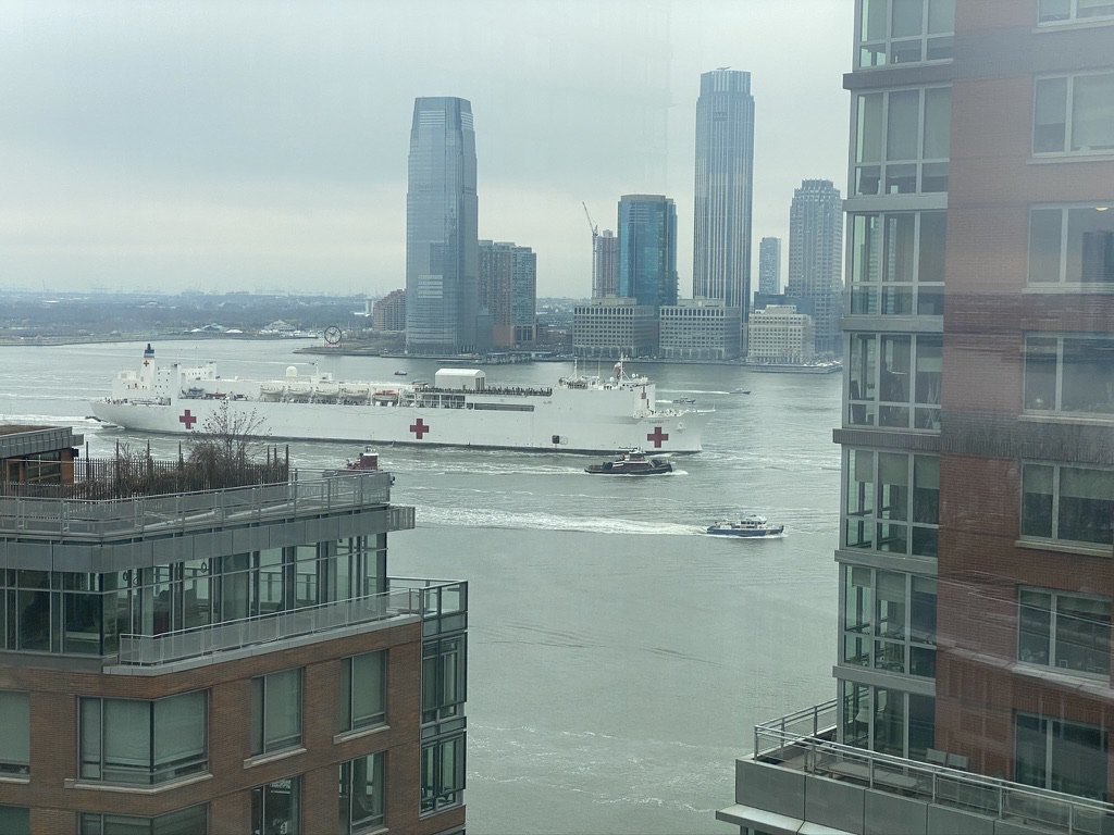 dankohn1's tweet photo. The US Navy Hospital Ship Comfort heading up the Hudson River past my apartment to support #COVID19 patients in NYC https://t.co/TNW5HgEizt