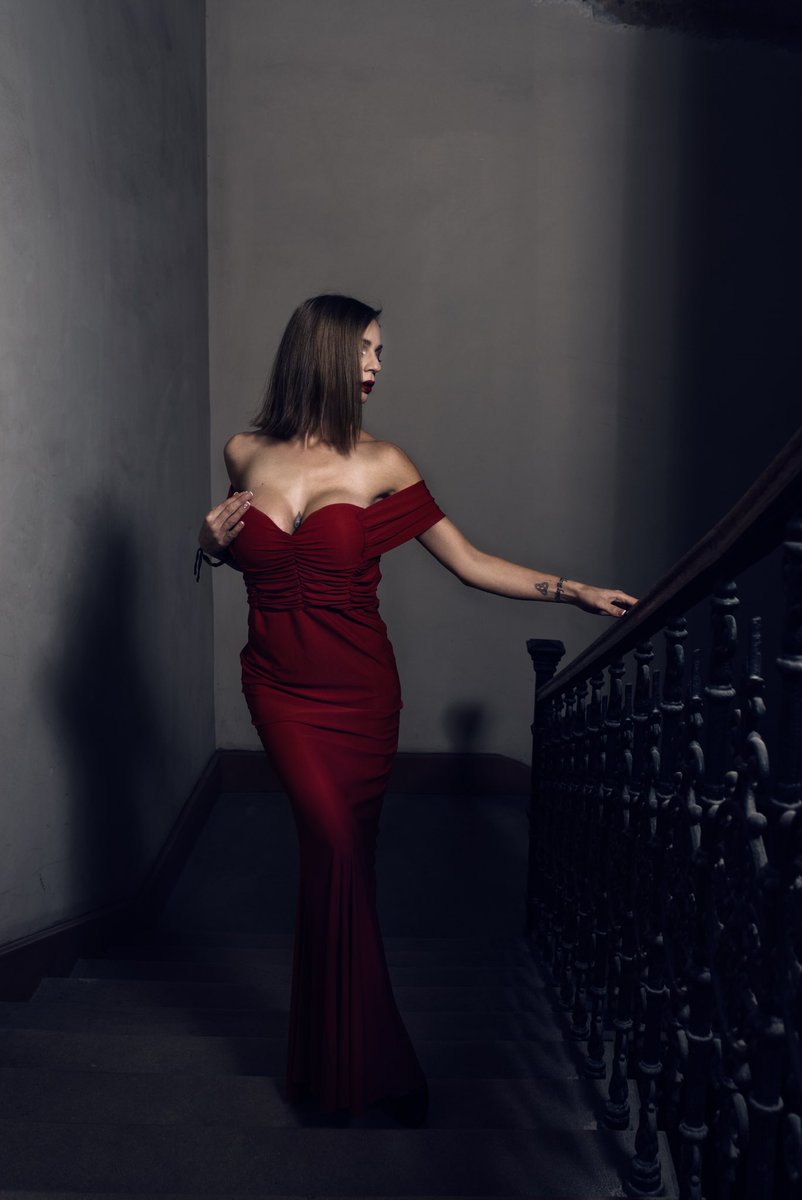 HannaIvanovics's tweet photo. Woman in red. #Throwback #lastyear #photography #photoshoot #busty #skinny #inked #inkedgurlz #stairs #fashionandfetish https://t.co/VPfon34pcw