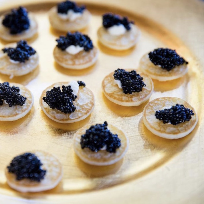 Happy Monday! This plate full of blini and crème fraîche topped with our Hackleback is putting a smile on our face 😁

#caviardreams #thecaviarco