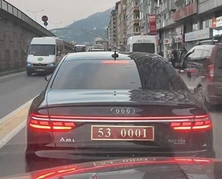 OzlemAgirmanTR's tweet photo. Nesiniz siz Rize’nin ağası mı, beyi mi, ayrıcalıklı hanedan üyesi mi? Utanır insan azıcık. 
“Rize valisinin arabası ,yeni çıkan audi A8 long lüx, Fiyatı 1 milyon 700 bin Türk lirası  ....
İsraf diz boyu....” -alıntı https://t.co/9MegsOnvYd